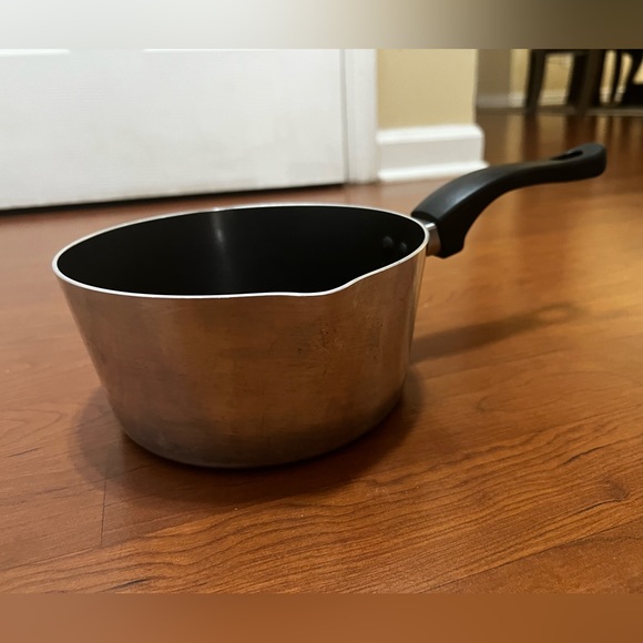 TABLETOPS Sauce Pan | Silver/Black | Aluminum Saucepan w/ Solid Silicone Handle - Picture 3 of 3